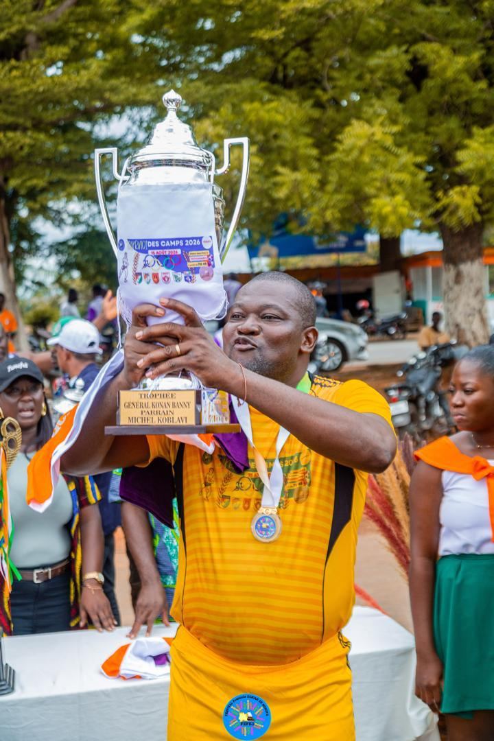 Le trophée Général Konan Banny brandi par les vainqueurs